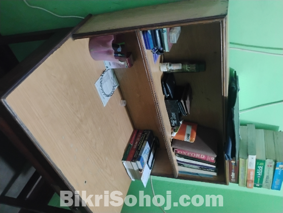 একটি পড়ার টেবিল